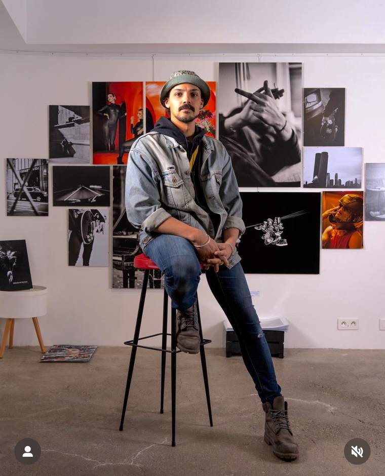 Baptiste Marcon devant son exposition